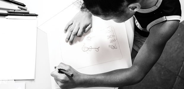 Marina*, 9 anos, quer estudar, mas ninguém e responsabiliza por garantir seus direitos. Foto: Manuela Novais