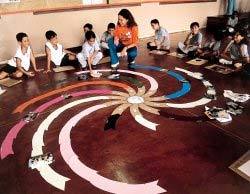 Eliane e seus alunos, com a linha em espiral no Pitágoras do Amazonas: idéia de que o tempo é infinito. Foto: Andreia Mayumi
