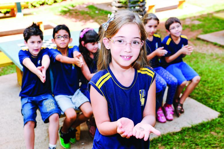 Alunos brincando de passa-anel