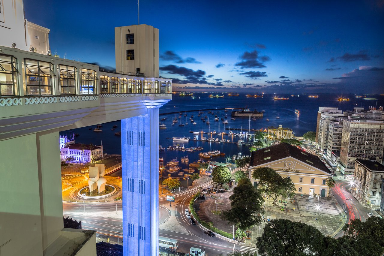 Elevador Lacerda, em Salvador, ao anoitecer com a baía e o mercado modelo ao fundo