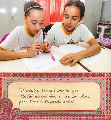 Dupla de alunas escrevendo texto do Aladim