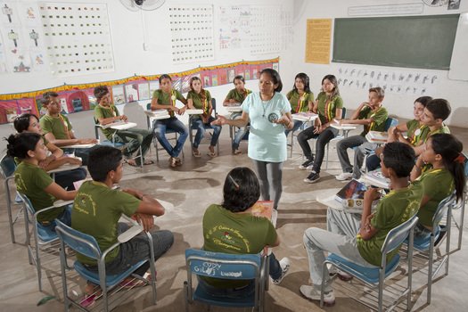Ouvir memórias e conversar sobre elas Além de falar sobre suas próprias memórias, a turma pode conhecer as de outras pessoas. Uma dessas referências foi a bibliotecária da escola, que visitou a classe para conversar sobre sua trajetória, a importância dos livros em sua vida e seus professores inesquecíveis.