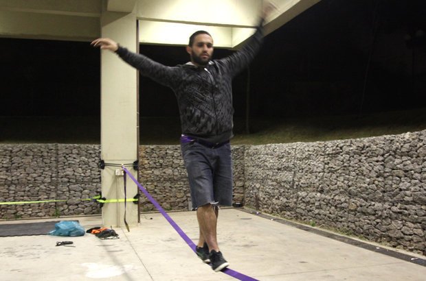 Caminhada Fixe o olhar num ponto à frente e passe um pé de cada vez pela lateral da fita. O corpo e os pés devem estar alinhados com a fita, e os braços abertos acima dos ombros