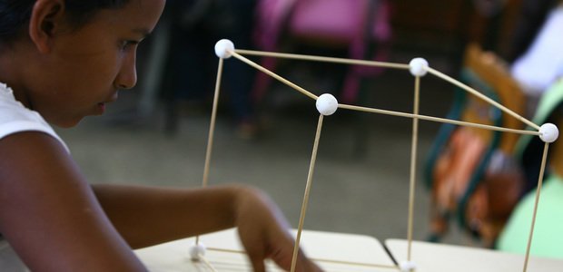 Aluna da EMEF José Mariano Beck, em Porto Alegre, faz atividade proposta pela professora de Matemática Vera de Moraes sobre como planificar sólidos geométricos. Foto - Tamires Kopp