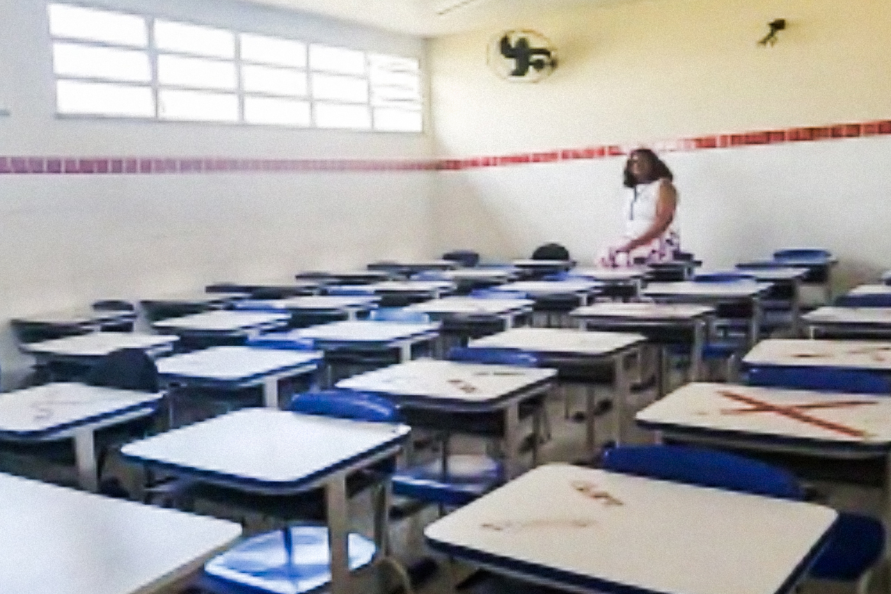 A diretora Nicaelle Viturino em sala de aula vazia.