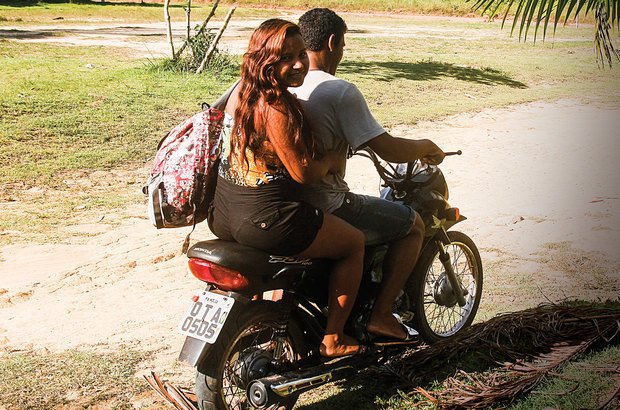 Ao fim do período na escola, Julia vai de moto até o rio de onde parte o barco para casa. Janduari Simões