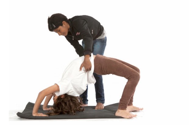 Ponte O estudo da ginástica artística encerrou as atividades do projeto. Jacqueline propôs a vivência do esporte apresentando diversas posições como esta. Em duplas, as crianças reproduziram o movimento. Fotos Manuela Novais e Raoni Maddalena