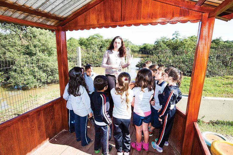 Turma da pré-escola na casinha construída como observatório