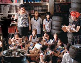 LÁ VEM HISTÓRIA Toda quarta-feira tem leitura de livros para alunos de escolas locais. Foto: Leo Drumond/AG. NITRO
