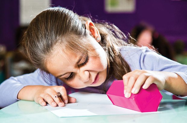 Os alunos observaram caixas e tentaram desenhá-las como se estivessem abertas. Tamires Kopp