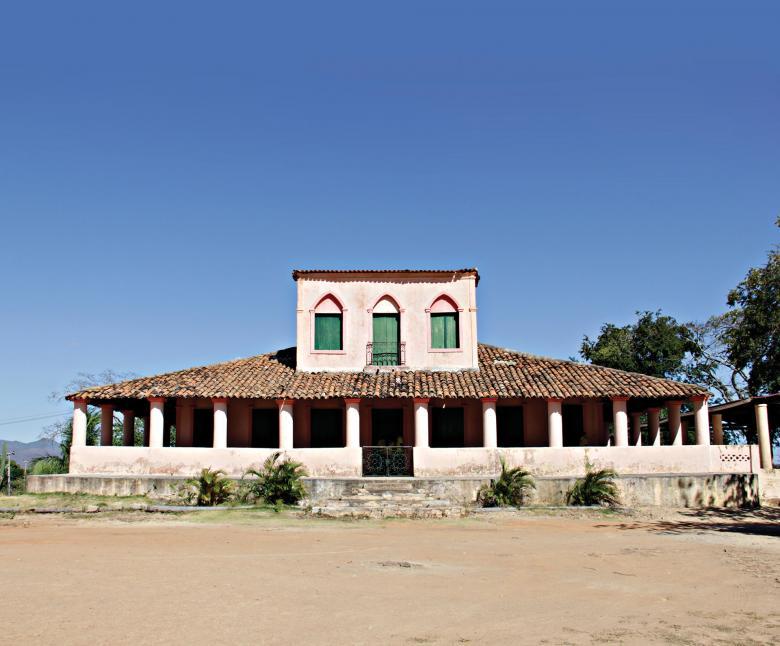 Casarão rosa de Maranguape que faz parte de uma escola com Educação patrimonial