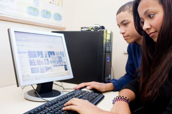 Usar a internet para buscar dados