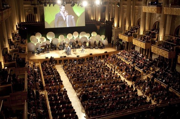 Casa lotada para a cerimônia de entrega do Prêmio A Sala São Paulo vibrou quando o professor Alessandro de Oliveira Branco (no palco, com Dan Stulbach) cantou uma música de Cartola durante a festa