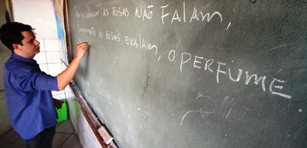 Análise da letra de 'As rosas não falam' Para familiarizar os alunos com o repertório de Cartola, Alessandro propôs que a turma analisasse a letra da música 'As rosas não falam', um dos clássicos do sambista carioca