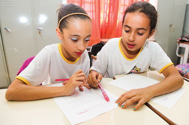 <em>O mágico ficou sabendo que Aladim estava vivo e fez um plano para tirar a lâmpada dele.</em> Em duplas, os alunos vivenciaram as etapas de reescrita, edição e revisão dos textos. Foto Manuela Novais. Ilustração Anna Cunha