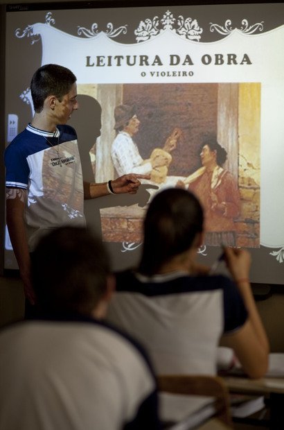 Seminários para socializar o saber Reunidos em grupos, os alunos foram desafiados a preparar apresentações sobre um dos artistas que haviam estudado. Durante as análises das imagens, os grupos abriam espaço para a participação dos colegas. Todos tinham sua vez para comentar as obras, concordar ou discordar das opiniões. Foto: Marina Piedade