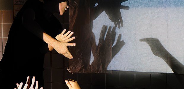 O hábito de brincar com as sombras das mãos ganhou novo signifcado para a sala . Foto: Elisa Elsie