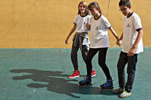 Na patinação, o desafio do equilíbrio sobre rodas foi enfrentado com a ajuda de colegas. Joyce Cury