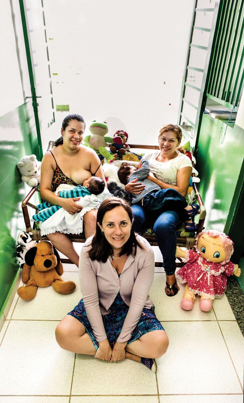 Reportagem sobre PPP com educadora e mães amamentando bebês
