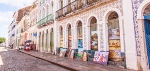 Fachadas coloridas de casas em rua de paralelepípedos