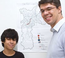 O professor ensinou os estudantes do 9º ano a trabalhar com mapas temáticos em um estudo sobre a ocupação e expansão da cidade. Foto: Fernanda Preto