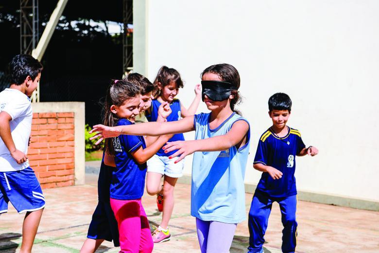 Crianças brincando de passa-anel