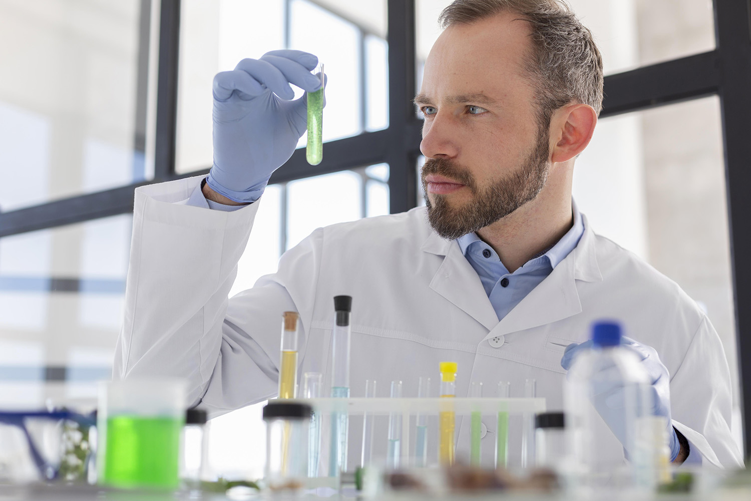 Imagem 9: fotografia de um cientista homem branco e jovem.