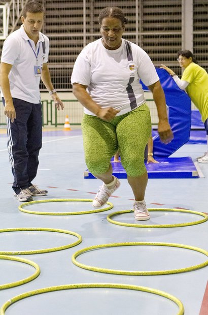 Noção espacial Em um dos setores do circuito psicomotor, Sônia e os outros alunos tinham de correr pisando com um pé em cada bambolê no chão. A atividade auxiliou no desenvolvimento da orientação espacial. Fernando Frazão