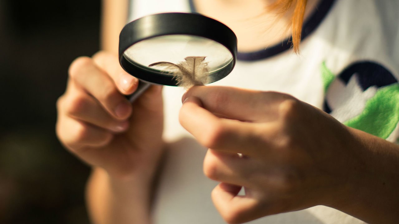 Garota analisando pena