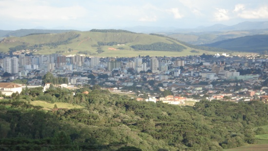 Vista aérea de cidade localizada entre montanhas