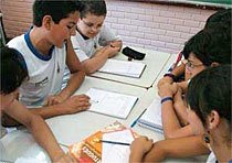 TROCA E REGISTRO Crianças elaboram maneiras próprias de resolver os problemas e discutem as hipóteses. Foto: Herminio Oliveira