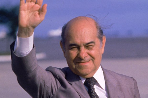 1985: Tancredo Neves falece antes de assumir Tancredo Neves, governador de Minas Gerais e candidato do PMDB à Presidência da República.