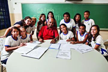 Diretor Diego com a repórter Karina e os alunos do grêmio da EM Darcy Ribeiro