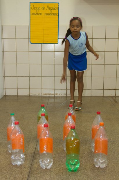 O jogo das argolas O jogo das argolas possibilitou que os estudantes fizessem cálculos com números maiores. Assim como no jogo do boliche, essa atividade também proporcionou que a turma ampliasse seus conhecimentos sobre as expressões numéricas e a multiplicação. Foto: Janduari Simões