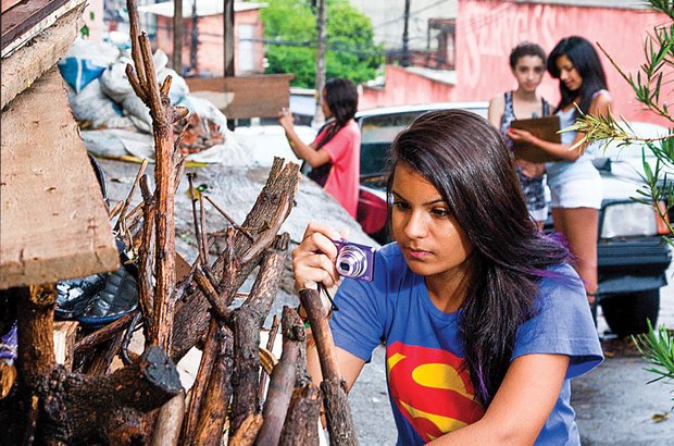 O grupo de Marcela da Silva, 12 anos, sugeriu a instalação de caçambas para o lixo, que hoje se acumula na rua. Lia Lubambo