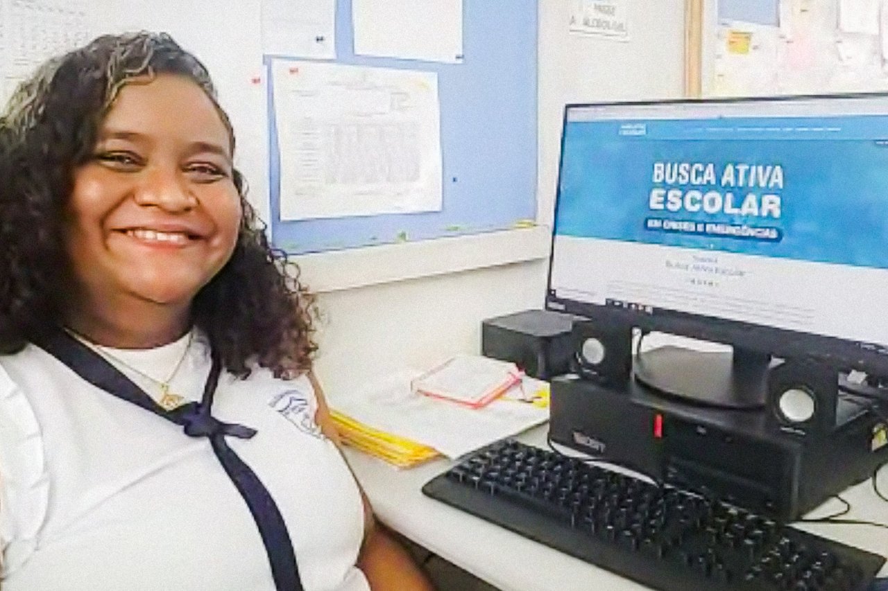 A diretora Nicaelle Viturino utilizando a plataforma de Busca Ativa da UNICEF.