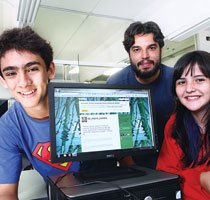 No Colégio Hugo Sarmento, alunos do 7º ano exercitam a coesão textual contando histórias com começo, meio e fim no Twitter. Após lerem muitos microcontos, reescreveram textos autorais longos até chegarem a 140 caracteres - ou menos. Foto: Raoni Maddalena