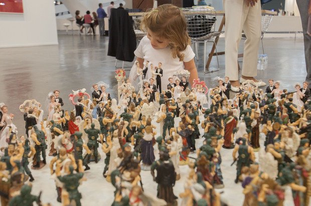 Escultura Garotinha observa escultura com soldadinhos de chuva | Crédito: Divulgação