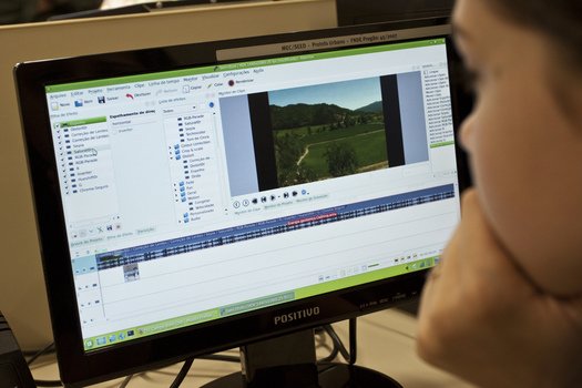 Software O programa Windows Movie Maker é utilizado pela turma para editar os vídeos. Alguns estudantes, que já conheciam a ferramenta, ensinaram para os demais. Foto: Tamires Koop