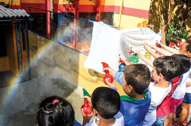 De costas para o Sol e com os borrifadores, a turma do 1º ano achou o que buscava. Arquivo pessoal/Maria Nizete Nogueira