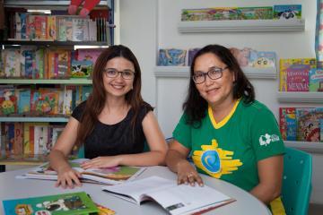 A equipe de Natal reunida em mesa da biblioteca