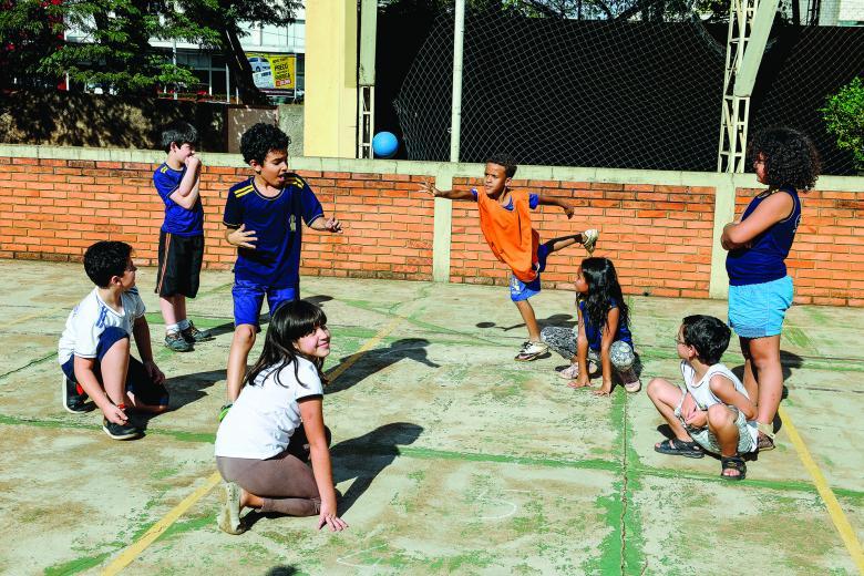 Crianças brincando de passa-anel