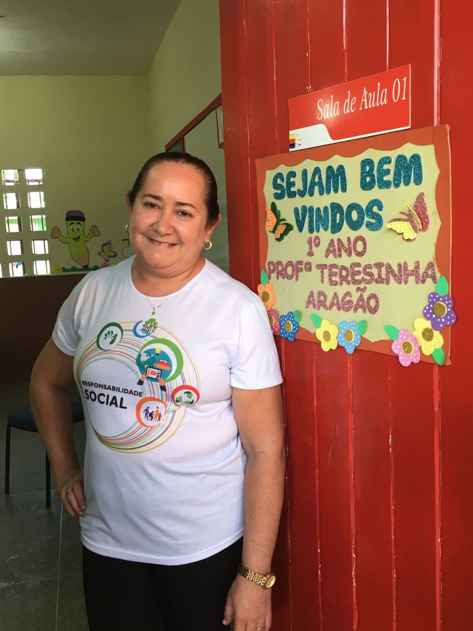 Professora Terezinha na porta de sua turma do 2º ano