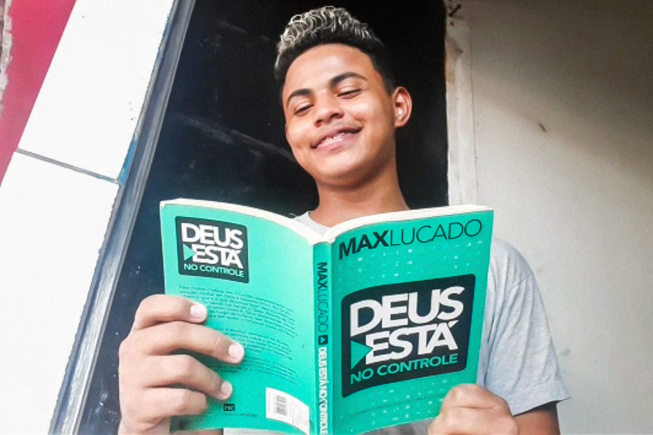 Fotografia feita remotamente via google duo do aluno Wallisson Marinho, estudante do 3º ano do ensino médio na rede estadual do maranhão. Wallisson está com um livro em mãos.