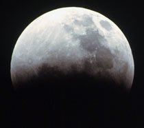 Galileu descobriu que a Lua tem crateras em sua superfície. Foto: Antonio Milena