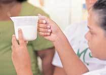 A turma prepara um bolo em classe: cuidado na hora de medir cada ingrediente. Foto: Fernando Vivas