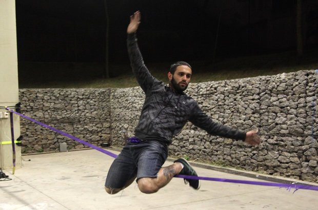 <i>Double drop knee</i> Faça a <i>foot plant</i>. Depois, flexione a perna esticada. Deixe o corpo na diagonal, com os joelhos para baixo e as duas pernas apoiadas nos tornozelos ou nas canelas