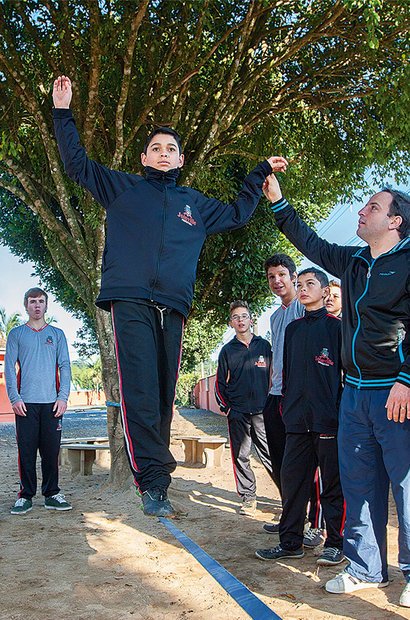 No início, era preciso ajuda, mas depois os alunos se arriscaram fazendo manobras. Marcelo Almeida