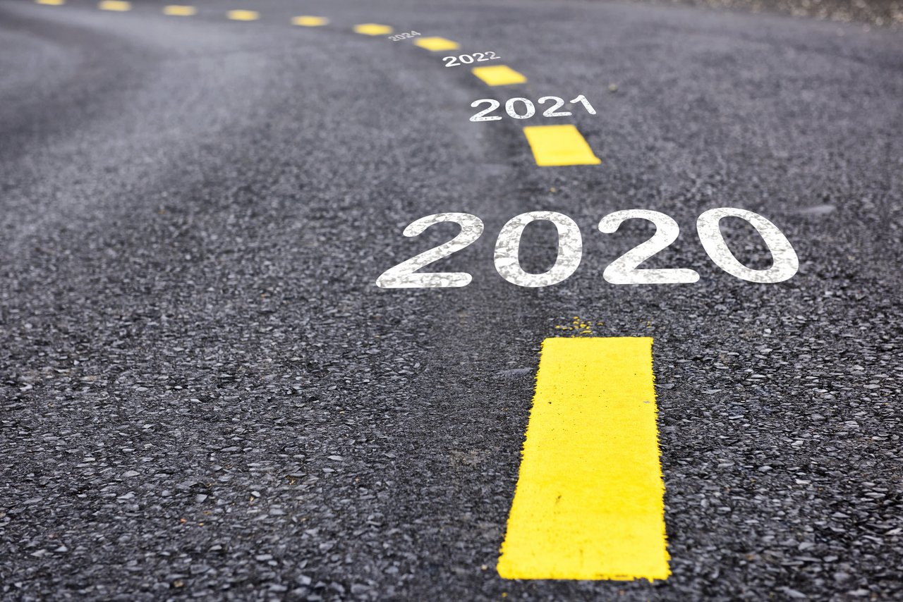estrada com 2020 em destaque e ao fundo escrito 2021