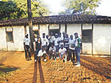 Alunos imigrantes visitam museu